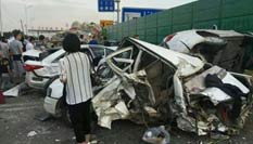 吊車收費(fèi)站前失控連撞16車